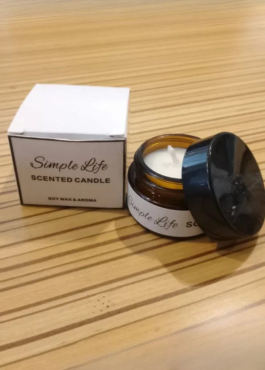 شمعة معطرة فاخرة في وعاء زجاجي برائحة زهرية رومانسية ومدة احتراق طويلة تصل إلى 40 ساعة، متوفرة برائحة الورد واللافندر والعود والغاردينيا والليمون والفانيليا والأرز وخشب البحيرة.