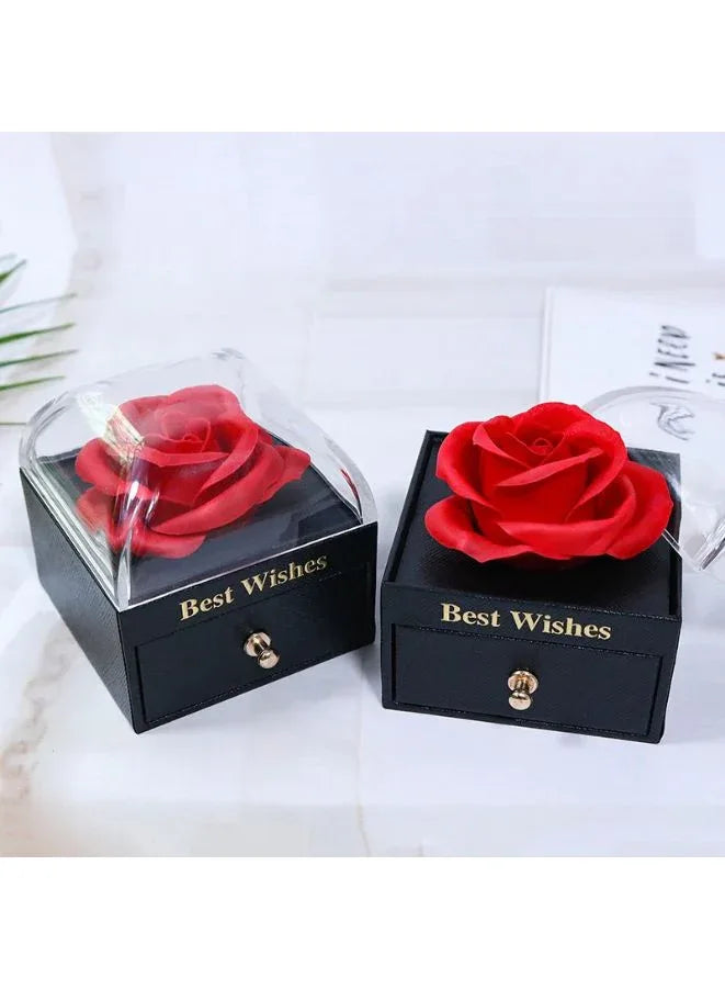 صندوق مجوهرات على شكل وردة حمراء محفوظة مع قلادة فضية على شكل قلب - تتضمن بطاقة تهنئة وحقيبة، هدايا للأم والزوجة والصديقة في عيد الحب وعيد الأم