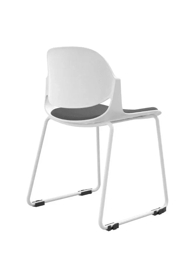 كرسي تدريب حديث بإطار أبيض مع تنجيد من القماش الرمادي وأرجل مطلية باللون الأبيض - مقاعد مريحة لقاعات المؤتمرات والتدريب