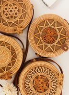 حقيبة راتان دائرية مصنوعة يدويًا للنساء - حقائب نسائية مصنوعة يدويًا من القش - محفظة عصرية من الخوص بتصميم دائري بني - حقائب كروس أنيقة لأجواء عصرية للفتيات 