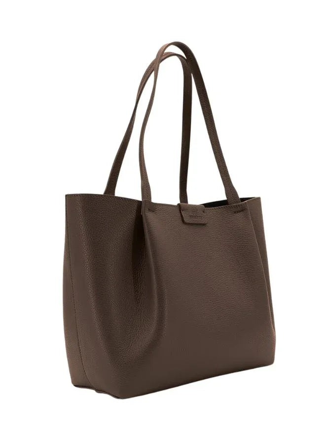 حقيبة جلدية كبيرة الحجم باللون الأحمر