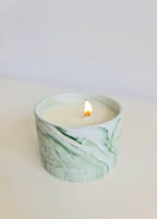 شمعة معطرة برائحة الغاردينيا من الزجاج الخالد - عطر منزلي آسر - مدة حرق ممتدة - ما يصل إلى 47 ساعة من النعيم المعطر الدائم